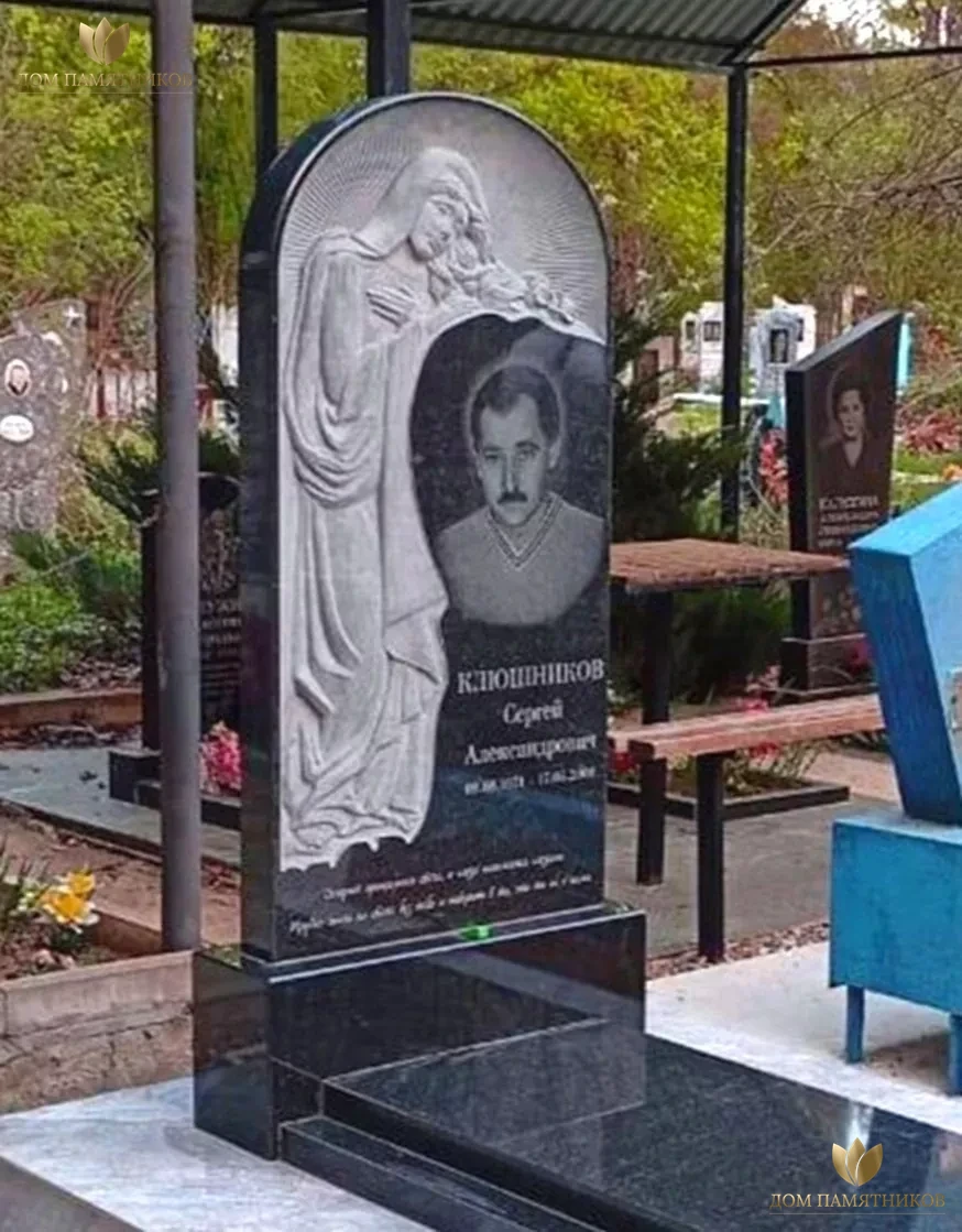 Памятник из гранита Скорбящая 17